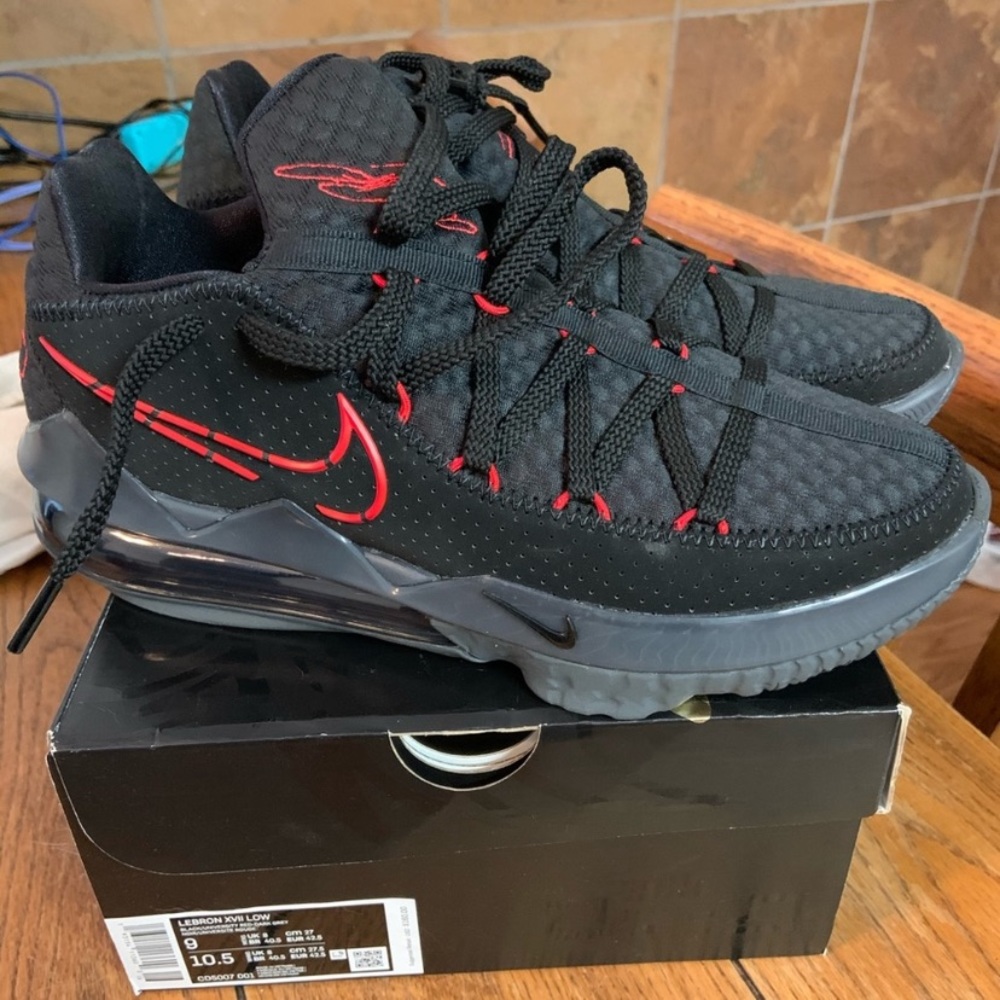 Nike Lebron XVII Low size 9